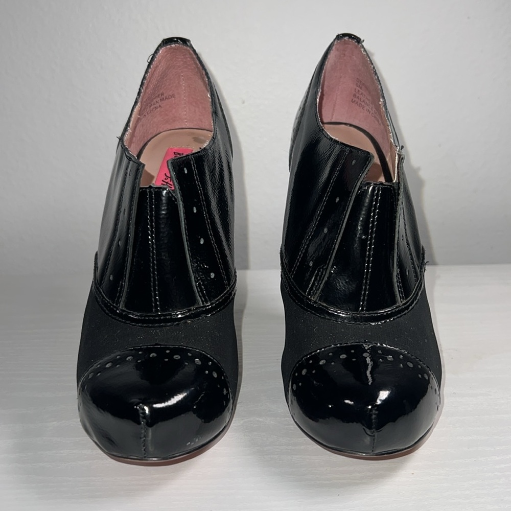 BETSEY JOHNSON DERRBY BLACK PATENT LEATHER 5" HEELS - Picture 4 of 12